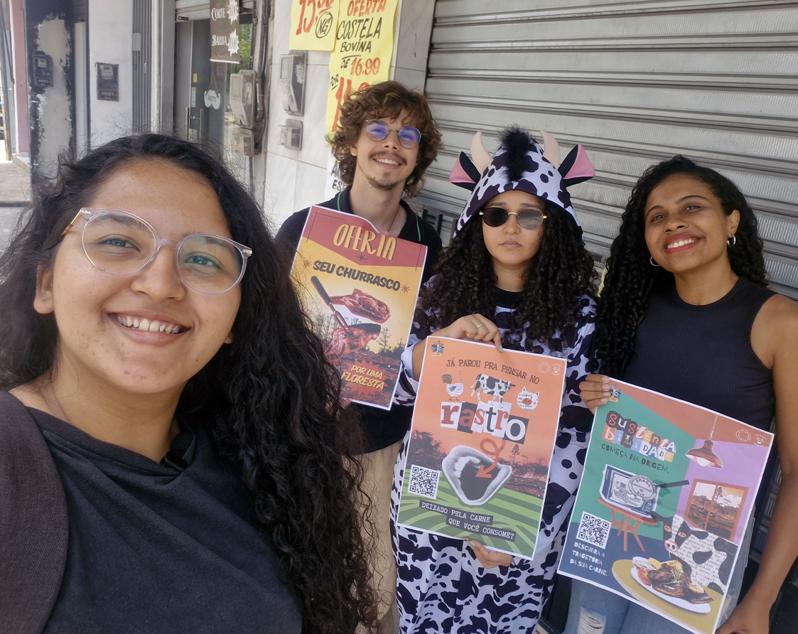 Jovens se reúnem para escanear produtos usando o app dPaP